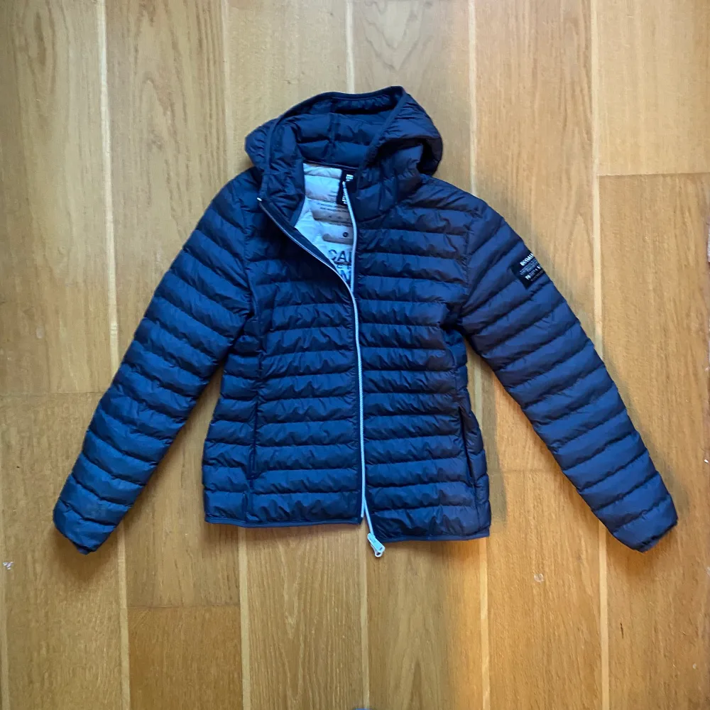Asphalt grey short lightweight puffer jacket from an eco friendly brand Ecoalf. Barely worn. Runs little bit small and I feel restricted in movement so I am giving away. Measurements: shoulders 40cm, chest (under arms) 44cm, length 59cm, arms length: 60cm.  You can view it here: https://ecoalf.com/en/jackets-and-coats/2120230-9592-asp-jacket-woman#/7-talla-l. Jackor.