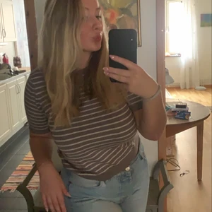 Fin randig tröja - Stickad brun och ljusbeige randig tröja ifrån hm som inte kommer till användning. Använd cirka 1/2 gånger. Perfekt till sommaren då den är i ett skönt luftigt material. Den är i storlek L men passar mig som är M. Buda! 😊