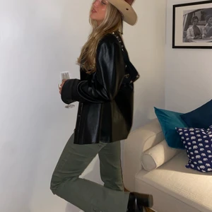 Skinn immations skjorta  - Skjort jacka i svart skinnimmitation från Gina, använd en gång. Storlek 44 men passar XS-M för oversize look (jag har vanligtvis S) nypris 600