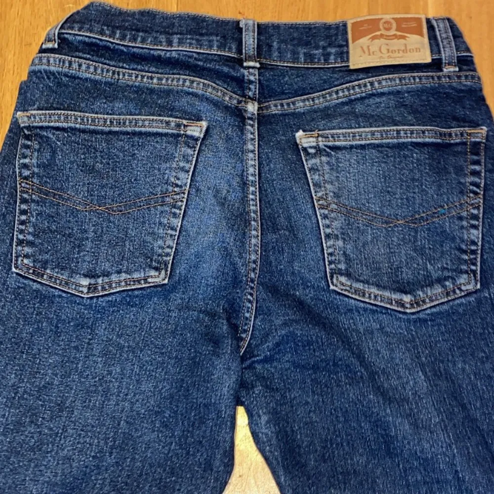 mc gordon blå jeans storlek M använt 2 gånger. . Jeans & Byxor.