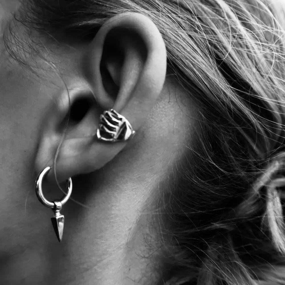 Köp via vår hemsida Cuffie.se eller via insta DM Cuffiesthlm. Earcuffen är tillverkad i Sverige av återvunnet 100 procent silver. Accessoarer.