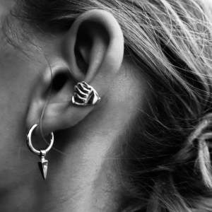 Köp via vår hemsida Cuffie.se eller via insta DM Cuffiesthlm. Earcuffen är tillverkad i Sverige av återvunnet 100 procent silver