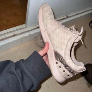 Guess skor  - Guess skor använda ett par gånger i bra skick, hämtas på plats i Borlänge 