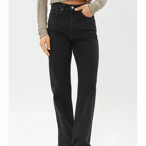 Weekday, rowe st 26.32 - Säljer dessa svarta jeans från weekday!! Säljer då de tyvär blivit för små för mig!! Bra skick!😊 köparen står för frakten!!💗😇