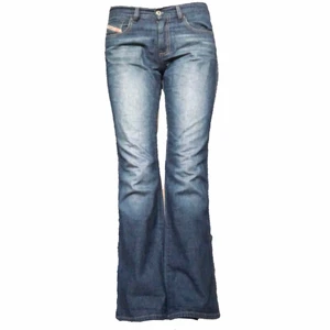 diesel bootcut jeans - står storlek 30 men skulle säga att dem mer passar 29 då dem är liiite för tajta runt midjan för mig. 💓 Byxorna är lågmidjade . Innerbensmått: 79-80 cm, midjemått 84cm :D