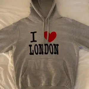 Väldigt cool och super mysig hoodie köpt i London! Inga defekter och nästan aldirg andvänd