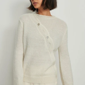 Stickad kofta med diagonal knäppning  - SÖKER Stickad tröja / kofta med diagonal knäppning från Nakd. Svart skulle med funka. Söker M eller L men S kan också funka🌷🌷