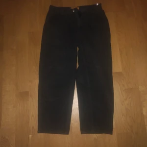 Polar Grund Chinos - Bruna Polar Grund Chinos.                                                   Storlek 30x32.                                                                    Straight/Baggy fit.                                                               Extremt bra skick.                                                                Nypris 1350kr.                                                                  Sällsynt färg.                                                                     Corduroy.