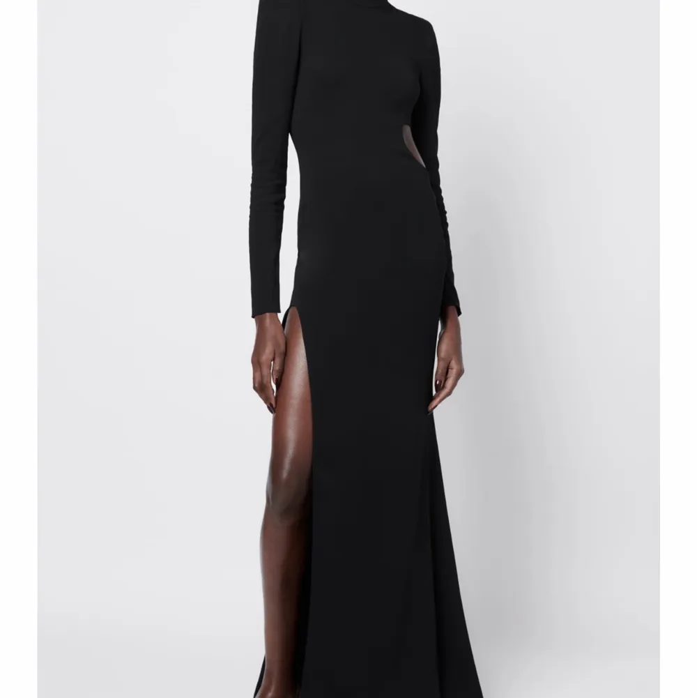 I am Looking for Zara cut out dress from photo. Size S-M. Klänningar.