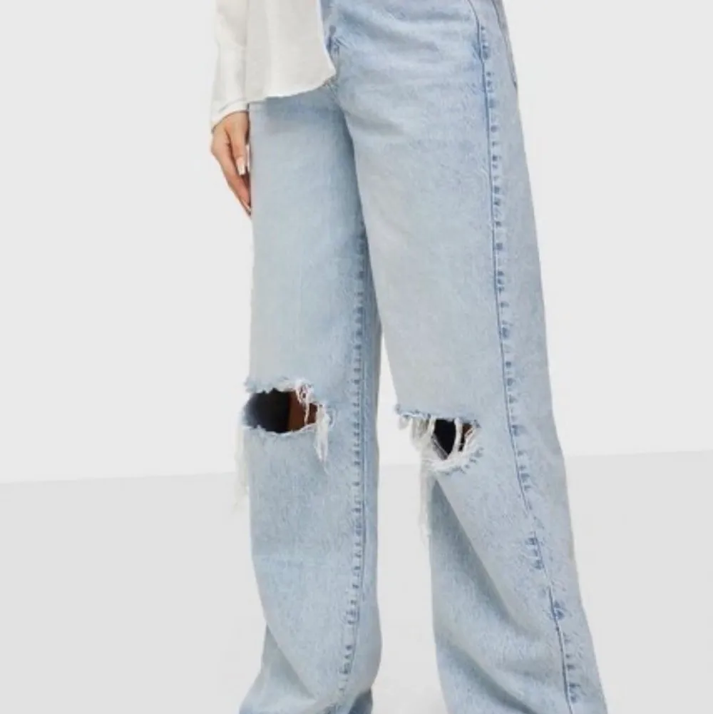 Jag säljer dessa väldigt snygga jeansen som jag har köpt här på Plick. Dom passar tyvärr inte mig. Dom är i stl 32 men skulle säga att dom mer är en 32/34. . Jeans & Byxor.