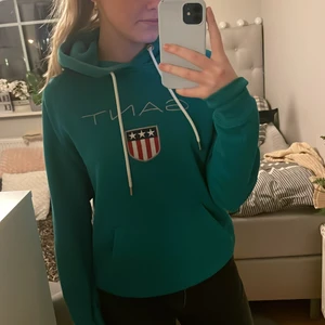 Gant hoodie (S/M) - En vanlig enkel Gant hoodie som jag tröttnat på. Den är storlek S men kan funka som M om man vill ha den lite mer tajtare. Den är smaragdgrön fast kan se lite skogsfrun ut i dagsljus.