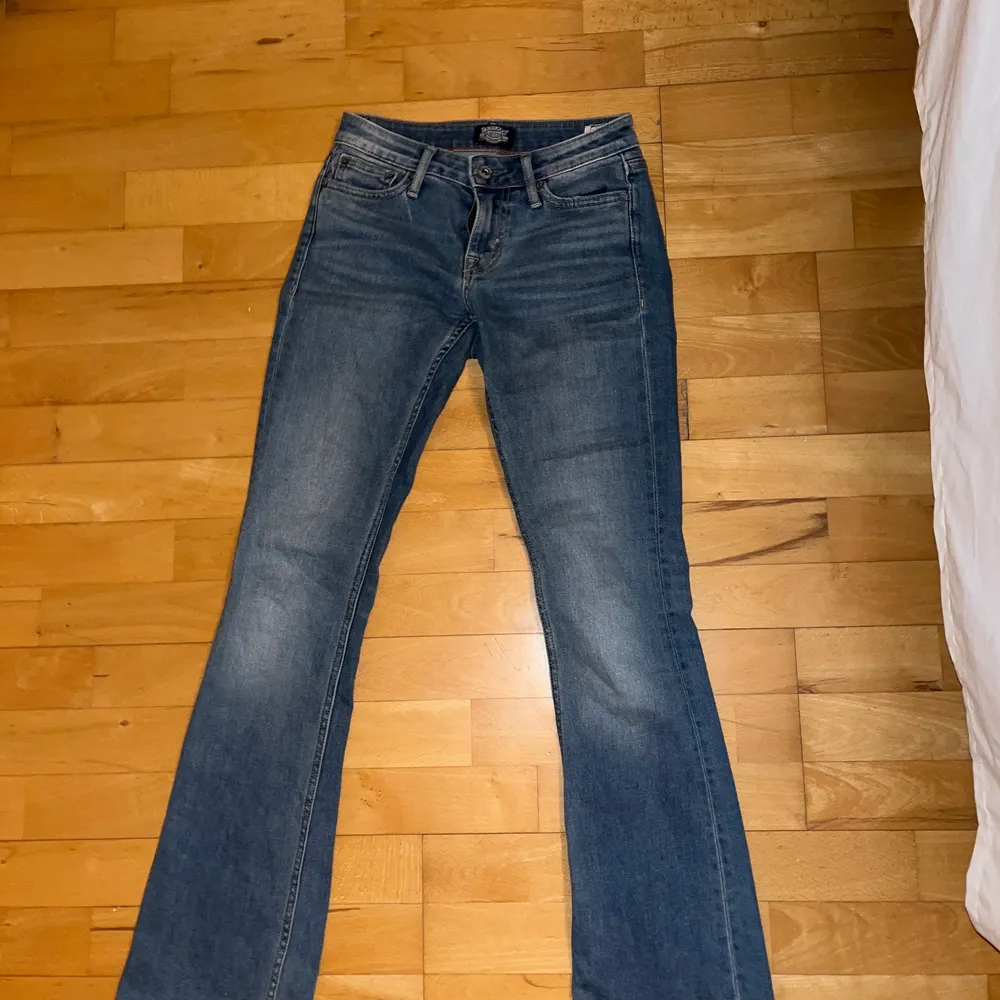 Lågmidjade bootcut jeans, ljusblå. Inte använda jättemycket men begagnande. Storlek 25/33. Jag är 167cm. Jeans & Byxor.