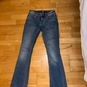 Lågmidjade bootcut jeans, ljusblå. Inte använda jättemycket men begagnande. Storlek 25/33. Jag är 167cm