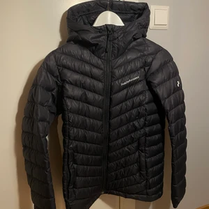 Peak performance jacka  - Svart peak jacka som är använd men i gott skick. Köparen står för frakten