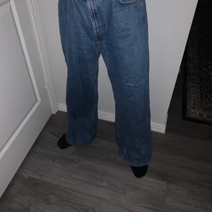 weekday jeans - använda tre gånger, igentligen tjej jeans men passar riktigt bra på min killkompis! är ytterst lite slitna där nere men resten är i bra skick. köptes för 600kr säljer nu för 250kr💖 köpta från weekday