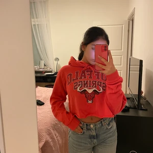 Orange/röd hoodie med tryck - Croppad orange ish hoodie från bikbok med snyggt tryck, XS. Sparsamt använd.