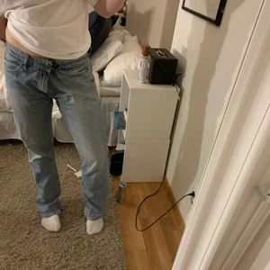 Lågmidjade polo jeans - Skitsnygga lågmidjade polo jeans i modellen 01! Köpta secondhand men säljer för att jag inte använder de. Köpta för 179kr säljer för 120kr+ frakt. Storlek står inte i byxan men jag är 171 cm lång och har storlek 38 i jeans och dessa sitter perfekt på mig:) 