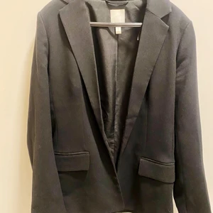 Svart blazer - En svart blazer/kavaj ifrån HM. Sparsamt använd i Strl 36 💛 Lagom oversized. Inköpspris 299, mitt pris 100 kr.