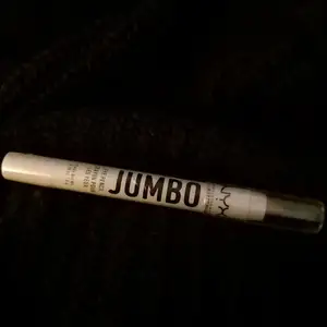 Nyx jumbo eye pencil highlighter oöppnad i yoghurt. 