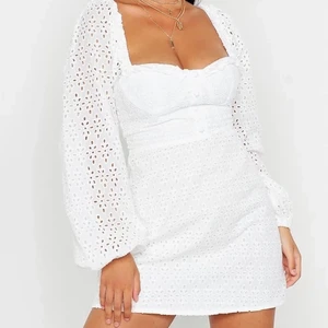 Klänning - Superfin vit klänning, aldrig använd och lappen sitter kvar. Skriv privat om du vill ha mer bilder😊