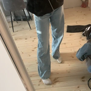 Jeans - Ett par jätte fina vida jeans ifrån h&m i storlek 34. Använt ett fåtal gånger, så därför i nyskick💕. Säljs inte i butik längre och nypriset var runt 400 har jag för mig. Skriv privat för bättre bilder💕