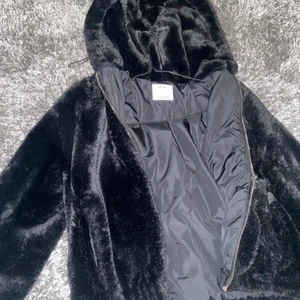 Jacka Bershka - Mysig fluffig jacka från Bershka. Kort modell. Med luva.