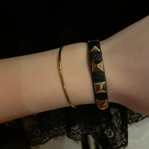 Armband - Säljer detta skitsnygga balla valentino inspirerade armband!! Endast använt en gång. Det är justerbart💖