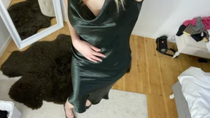 Aftonklänning  - Superfin festklänning i siden med öppenrygg. Köparen står för frakten.