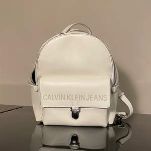 Säljer min Calvin Klein ryggsäck! Använd ca 2 ggr så väldigt bra skick! Nypriset var 2500kr så jag säljer den för 1000kr.
