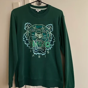 Kenzo tröja grön  - En kenzo tröja i storlek M och skicket är 8/10. Vill du har fler bilder så hojta till och passar inte priset så kom med ett bud. 