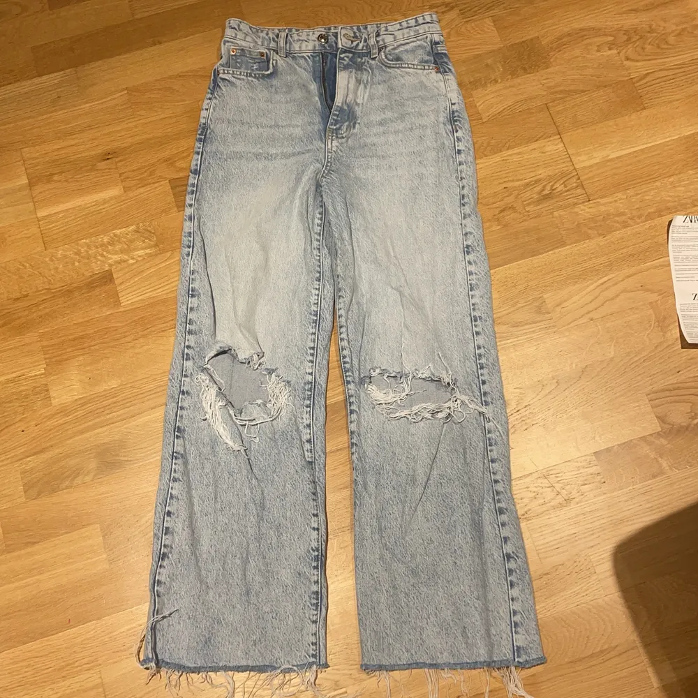 Säljer dessa jeans då dom har blivit för små och inte kommer till användning längre. Jätte fina jeans nästan aldrig använda! Köpta för 599kr. Jeans & Byxor.