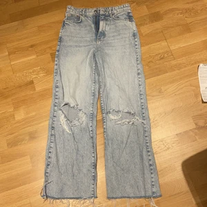 Idun wide jeans storlek 34 - Säljer dessa jeans då dom har blivit för små och inte kommer till användning längre. Jätte fina jeans nästan aldrig använda! Köpta för 599kr