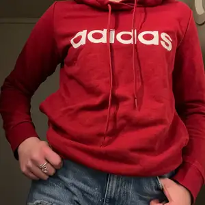En röd Adidas hoodie, nästan aldrig använd då den inte alls är min stil. Mycket bra skick!!
