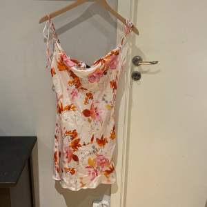 Säljer denna jätte fina klänningen då den inte kommer till användning. Den är helt ny köpt i sommars, helt oanvänd!❤️ nypris 359kr
