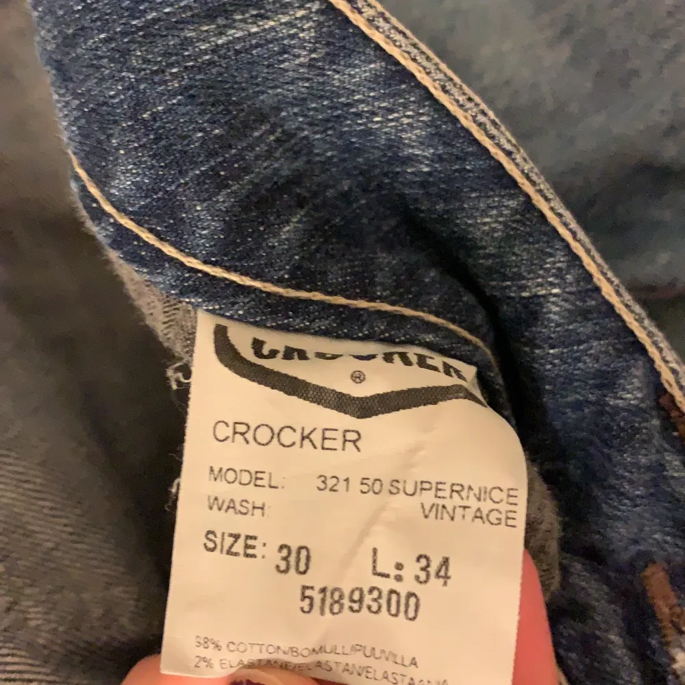 Köpta secondhand. Lågmidjade snygga jeans i bra skick. De är raka i benen❤️ de är från crocker i storlek 30/34 men de är snarare en xs/s. Midjemåttet (höftmåttet) är 81 cm och innerbenslängden 83 cm.. Jeans & Byxor.