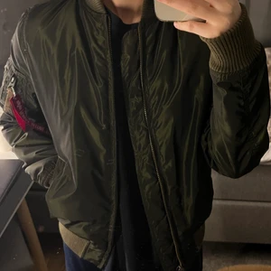 Jacka - Denna såå fina alpha industriers bomberjackan💕nypris 1699
