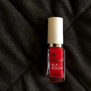 Rött nagellack  - Rött nagellack från depend! Fick i julas, helt oanvänt❤️‍🔥