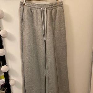 Mjukisbyxor - Mjukisbyxor ifrån shein! Lite noppriga på några ställen. Lite korta i benen på mig som är ca 169cm lång. Säljer billigt då det inte är bästa kvalitet, dom är ifrån shein och för att jag vill bli av med dom och frakten gör dom dyra endå.