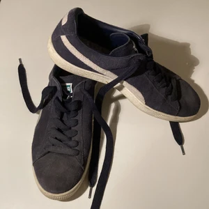 Puma skor i strl 44,5 - Fräsha marinblå Puma sneakers i storlek 44,5. Bra skick, dm för fler bilder!