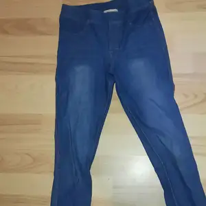 Ett par tajts som ser ut som jeans
