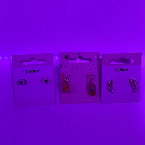 Glitter - Helt oanvända och i nyskick. Köpte på glitter för ca 1 år sen och passa till flesta plagg 