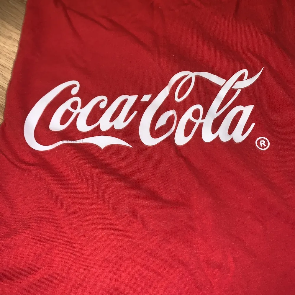 Säljer mitt ascoola Coca-Cola linne, använd några gånger. Det är väldigt djupa öppningar på sidorna. Toppar.