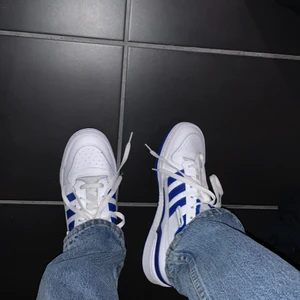 Adidas forum 84 stl 41 - Helt oanvända adidas sneakers, borttaget kardborreband. Säljes pga fick hem fel storlek. Frakt ingår ej