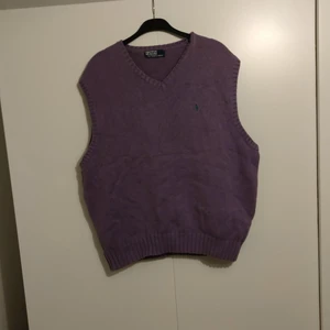 Stickad väst - Stickad väst (polo Ralph Lauren) ganska säker på att den inte är äkta därav priset. Mindre fläckar förekommer men kanske går bort i tvätten men inget jag har ansträngt mig att försöka göra. Osäker på storleken men skulle gissa på L passar mig som har S-M men då blir det en overzized look. Har Corona för tillfället så kan inte frakta just nu men är på bättringsvägen så i slutet av denna veckan/ början på nästa så borde jag vara frisk. Håller inget utan är först till kvarn, köparen står för frakt