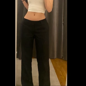 Lågmidjade kostymbyxor  - Assnygga lågmidjade kostymbyxor i riktigt bra skick, säljer dessa pga har för många liknande. Köpare står för frakt