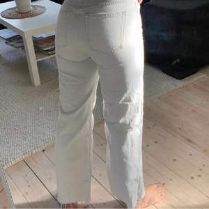 Fina vita jeans från Zara i rak/vid nedtill modell. De är i topp-skick och Säljer pga att de tyvärr är för små för mig:/ Skriv för fler bilder/frågor🤎🤎