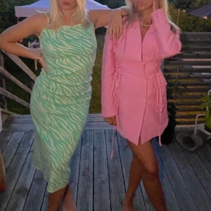Sommarklänningar - Säljer mina fina sommarklänningar, den turkosa köptes för 400:- från zara oxh säljer nu för minst 200 kr och den rosa för 800:- från nakd (hannah shönberg) och är använd en gång samt har lappen kvar, säljer för minst 400 kr. 💕⭐️🐒