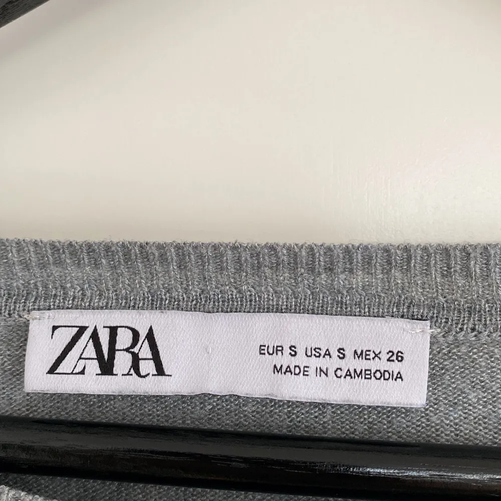 Jättefin randig tröja ifrån ZARA!💖 Säljer då den inte kommer till användning. Använd fåtal gånger! nypris: 169kr . Tröjor & Koftor.