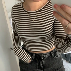 Randig långärmad tröja - Brun och vit randig tröja, jätte mjuk använd en gång