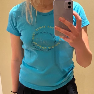 Y2K t-shirt - 2000-tals t-shirt från Esprit. Superhärlig blå färg med passnde tryck. Storlek XS. Passar bra till sommaren ju😍 Frakt ingår ej! 